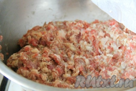 Свинину и говядину дважды пропускаем через мясорубку. К фаршу добавляем соду, крахмал, соль, перец и выдавленный чеснок. Вымешиваем фарш и постепенно добавляем молоко. Если фарш жидковат изначально, то молока вам потребуется меньше. Фарш вымешиваем, отбиваем и накрываем пленкой, отправляем в холодильник на пару часов.
