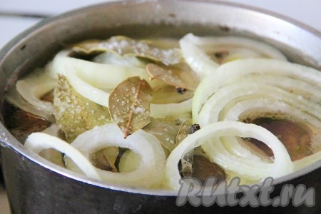 Складываем в казан готовые мититеи. Лук режем кольцами и выкладываем поверх мититей, добавляем перец горошком и лавровый лист. Заливаем все кипятком, воду солим по вкусу. Варим на медленном огне 30 минут.
