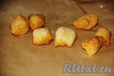 Готовые подушечки выложить на бумагу или полотенце, дать остыть.