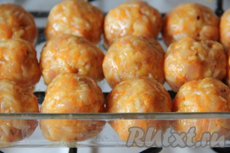 Из фарша сформировать тефтели и выложить их в форму для запекания.