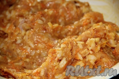 Для приготовления тефтелей необходимо рис отварить до полуготовности и смешать с фаршем. Лук и морковку мелко нарезать и пассировать на сковороде, готовую зажарку добавить к фаршу. Добавить майонез, соль и перец, хорошенько все вымешать.
