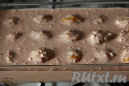 Для приготовления подливы нужно смешать все входящие в состав ингредиенты: воду, томатный соус, сметану, майонез и муку. Добавить соль и перец по вкусу. Полученным соусом залить наши тефтельки.
