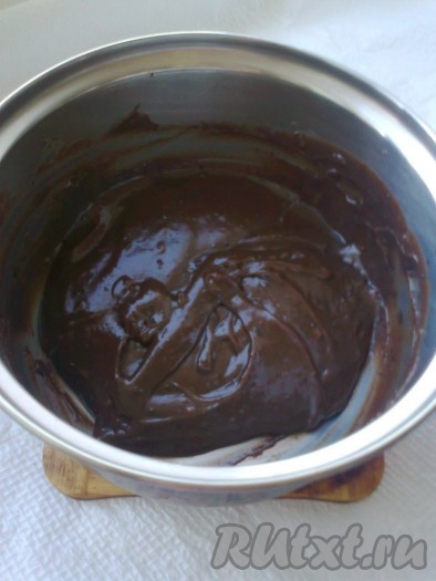 Поставить на средний огонь. Варить, постоянно помешивая, до загустения массы (8-10 минут). Как только масса начнёт густеть и отставать от стенок, снять с огня.