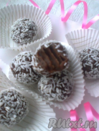 А вот как эти конфеты "Бригадейро", приготовленные в домашних условиях, выглядят в разрезе. Хранить конфеты, сформированные из сгущёнки и какао, нужно в холодильнике. Такие конфетки по вкусу напоминают трюфели. Они могут служить прекрасным сладким подарком. Надеюсь, вам понравятся эти конфеты и их вкус приятно удивит!