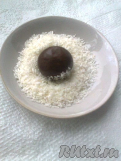 Сформированные шарики можно обвалять со всех сторон в кокосовой стружке.