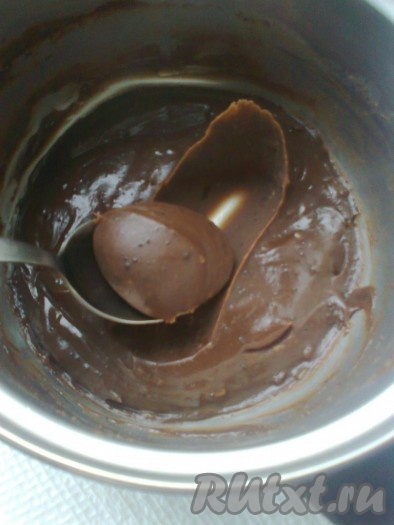 Получившуюся шоколадную массу остудить. Поставить в холодильник на пару часов. Загустевшую массу набирать ложкой и скатывать шарики.