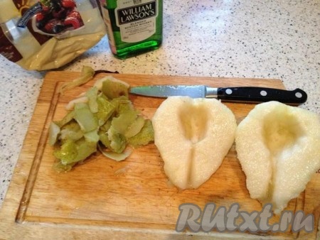 Грушу чистим, разрезаем на половинки, удаляем сердцевину.
