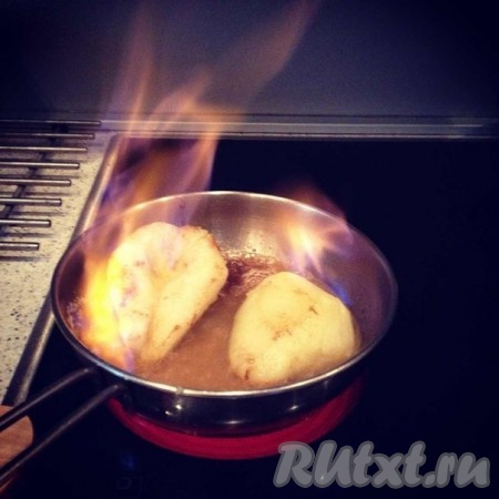 Вливаем виски (или другой алкоголь) и поджигаем. Оставляем пока пламя не погаснет.