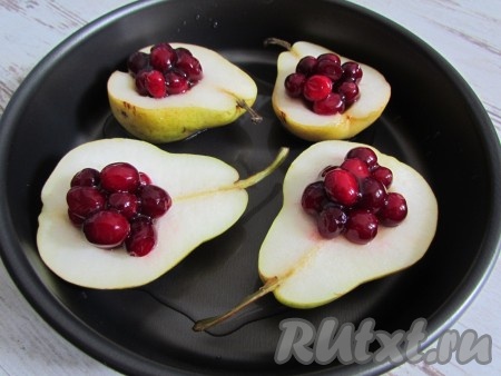 В форму для запекания налейте 2 столовые ложки воды, выложите груши и запекайте в духовке при температуре 190 градусов около 15 минут.
