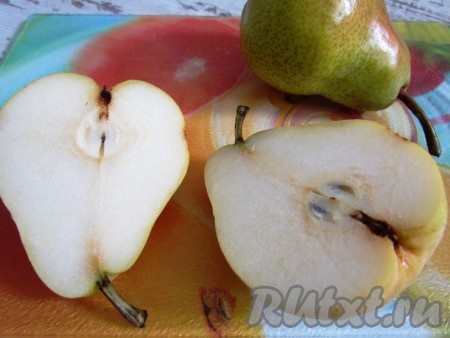 Груши вымойте, просушите и разрежьте пополам.