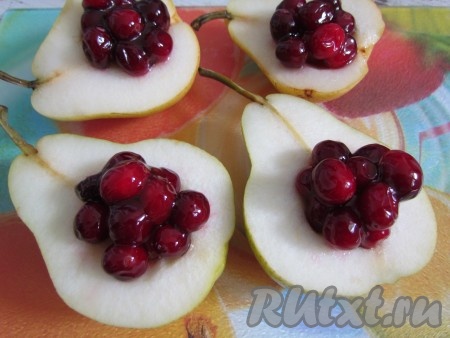 Наполните каждую половинку груши медово-брусничной начинкой.