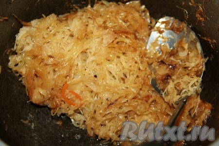 В казаке растопить сливочное масло и добавить квашеную капусту (капусту от сока отжимать не надо и тем более вымачивать). Тушить&nbsp; капусту в казанке на медленном огне 2 часа, периодически добавляя воду.&nbsp;
