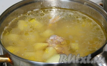 Мясо залить водой и варить на медленном огне, пока оно не начнет отделяться от кости. В готовый бульон добавить мелко нарезанный картофель и варить до полуготовности.
