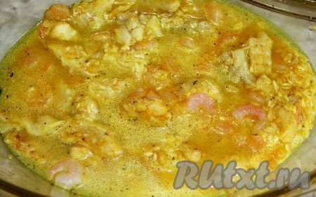 Рис с морепродуктами залить 2 стаканами горячей воды, накрыть сковороду крышкой, дать воде закипеть, а затем готовить на самом малом огне 20 минут. Вода должна полностью выкипеть, а рисинки стать мягкими, но при этом не разваренными.