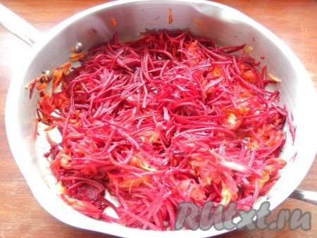 Выложить в сковороду свеклу и обжарить все вместе.