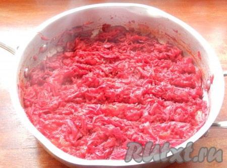 Затем добавить в заправку помидоры, очищенные от кожицы и нарезанные кубиками (или консервированные томаты), пропущенный через пресс чеснок и специи. Влить немного воды, накрыть крышкой и тушить на медленном огне до мягкости овощей.
