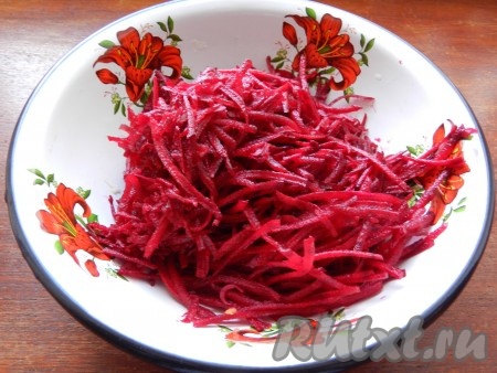 Очистить и натереть свеклу.