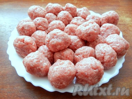 Фарш хорошо размять, посолить, поперчить, скатать небольшие шарики.