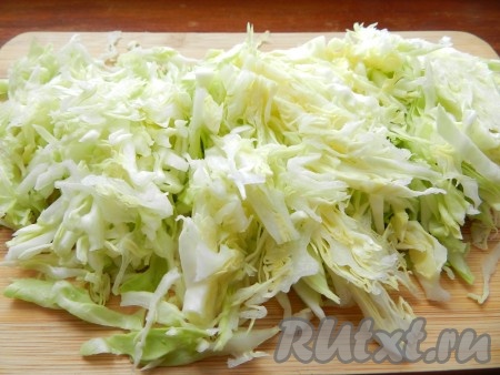 Капусту мелко нашинковать.