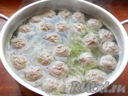 Выложить фрикадельки в кастрюлю, довести до кипения и варить 10 минут до готовности.