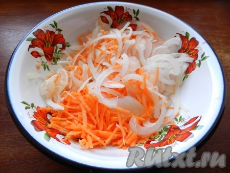 Нарезать лук, морковь натереть на тёрке.