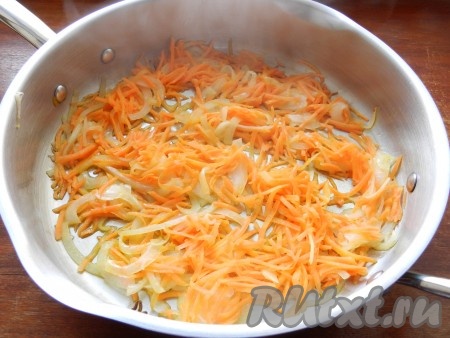 В сковороде разогреть масло и обжарить лук и морковь, посолить, поперчить.