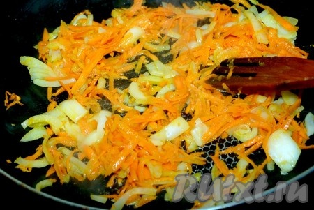 Обжаривать  до легкого подрумянивания.