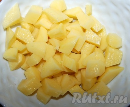 Нарезать картофель небольшими кусочками.