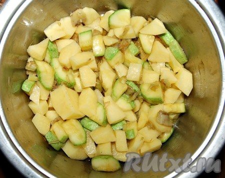 Добавить картофель в кастрюлю.