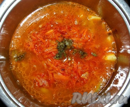 Долить горячей воды, посолить и поперчить. Количество воды для тушеных овощей зависит от вашего выбора (хотите пожиже или погуще). Можно добавить немного зелени (свежей или сушеной).
