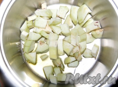 Баклажан очистить от кожуры, нарезать на небольшие кусочки и обжарить в растительном масле прямо в кастрюле, в которой будете готовить овощи. 
