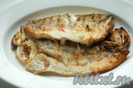 Запеченное филе судака переложить на блюдо и подать на стол.
