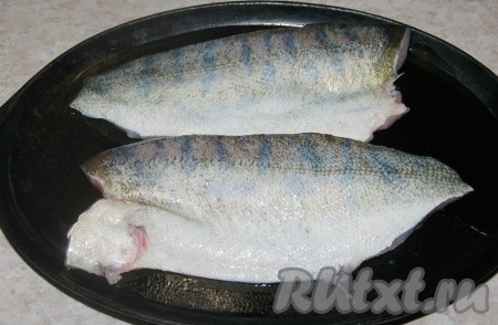 Уложить филе судака на сковороду или в форму, добавить растительное масло, соль, специи.
