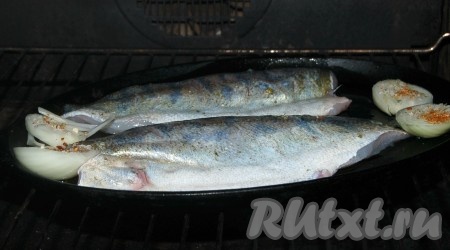 Отправить&nbsp;запекаться сковороду (форму) с филе судака&nbsp; в заранее нагретую до 200 градусов духовку на 25 минут.
