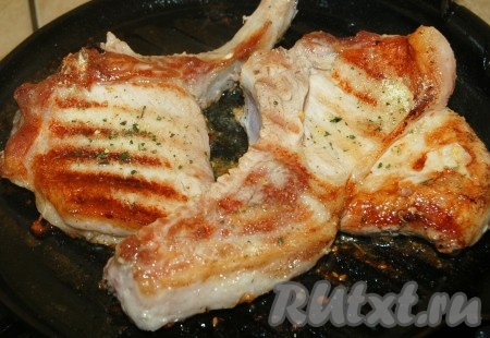 Обжарить свиные котлеты на косточке с двух сторон  по 10-15 минут, до полной готовности.