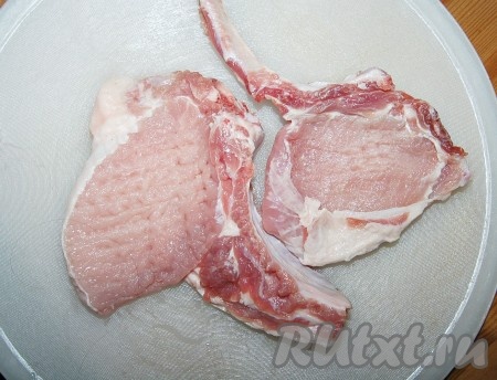 Обе свиные котлеты на косточке отбить молоточком.
