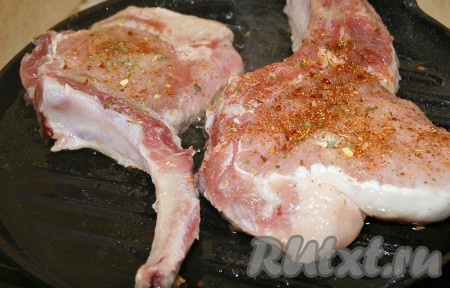 Посолить, поперчить и обсыпать специями.