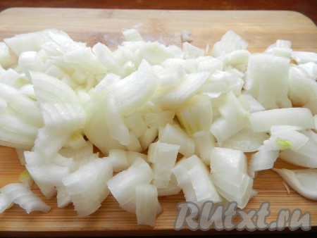 Лук нарезать кубиками, чеснок - пластинками.