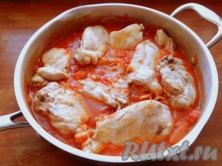 В соус выложить обжаренные кусочки куриных бедер, довести до кипения, уменьшить огонь, накрыть крышкой и тушить 30-40 минут до готовности мяса.

