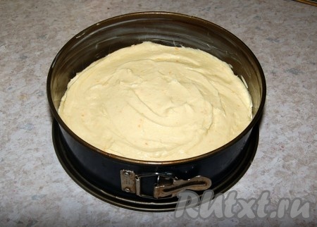 Вылить в форму полученное тесто. Отправить форму с тестом в заранее нагретую до 175 градусов духовку примерно на 45-60 минут.
