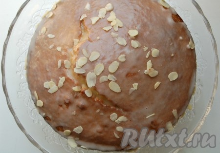 Второй корж кекса разместить на нижний корж, смазанный вареньем. Сверху залить сахарной глазурью, украсить миндальными лепестками или на свое усмотрение.
