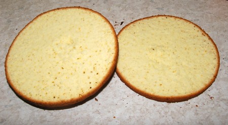 Остывший кекс разрезать на два коржа.