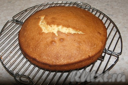 Остудить кекс на решетке.
