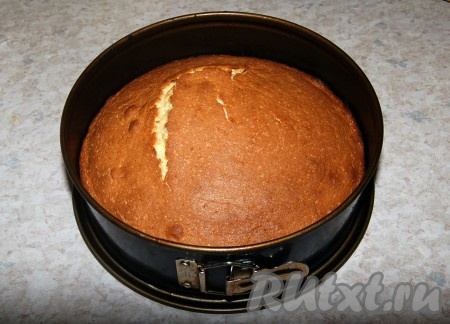 Проверить готовность кекса с помощью лучинки (или зубочистки) и готовый кекс вытащить из духовки.