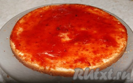 Нижний корж кекса смазать вареньем. Чтобы не попали ягоды и варенье стало более однородным по своему составу, варенье лучше процедить через сито.
