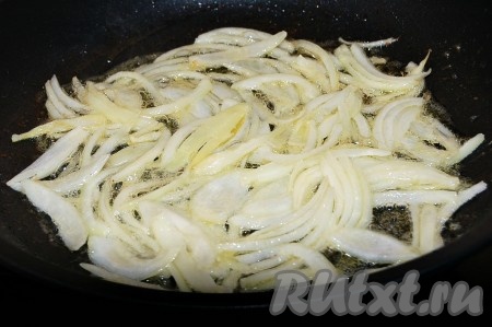 На сковороду положить сливочное масло, растопить его и в растопленное масло положить репчатый лук.