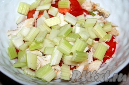 Сельдерей очистить от внешних волокон и нарезать небольшими кусочками. Добавить в миску к салату.