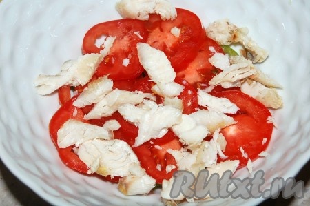 Рыбу освободить от косточек, нарезать и добавить в миску.