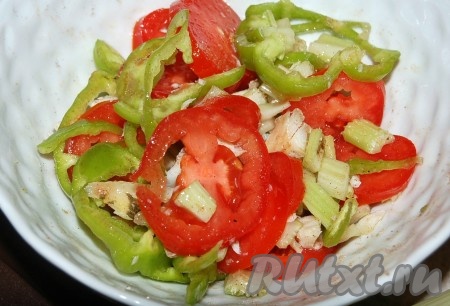 Добавить соль, перец, растительное масло. Перемешать.