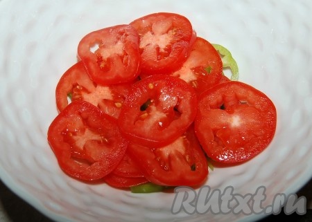 Помидоры нарезать кружками и добавить к перцу.